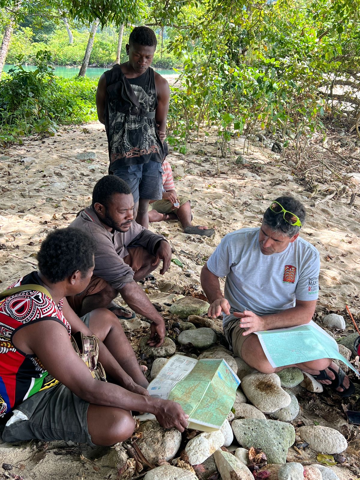 Bernard montre la zone d'exploration aux habitants de Galowe.