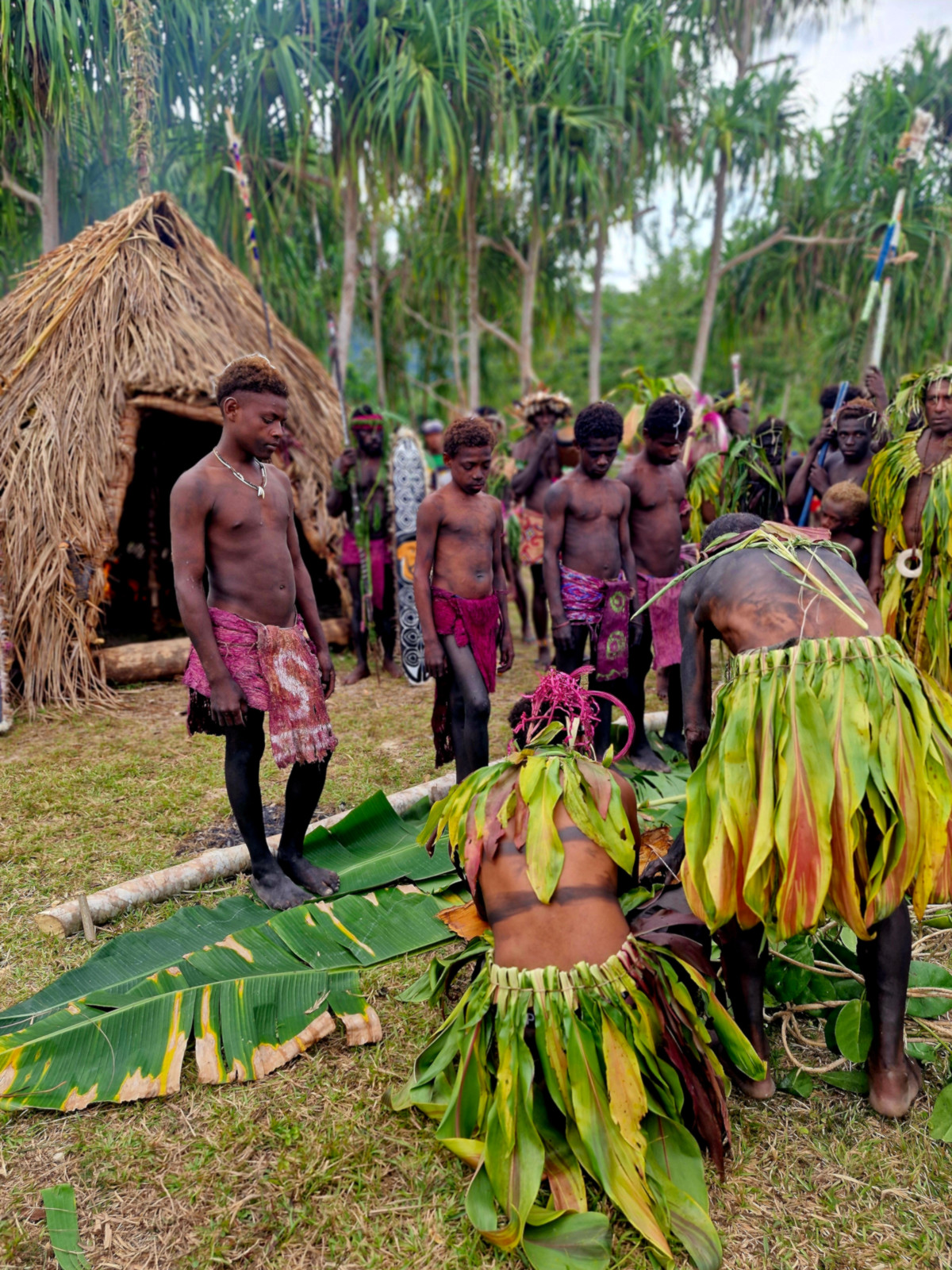 Cérémonie d'initiation pour trois jeunes hommes de Galowe.