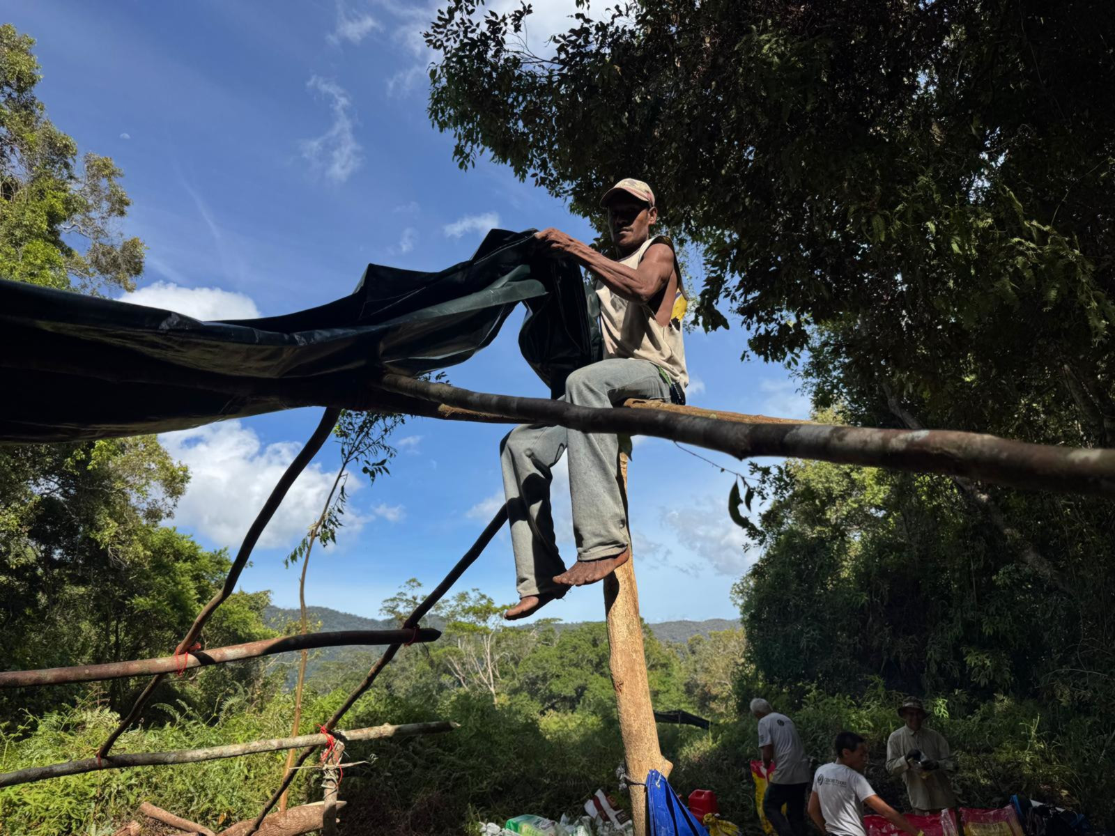 Des abris communs sont construits avec l'aide de nos quatre participants de Galowe.