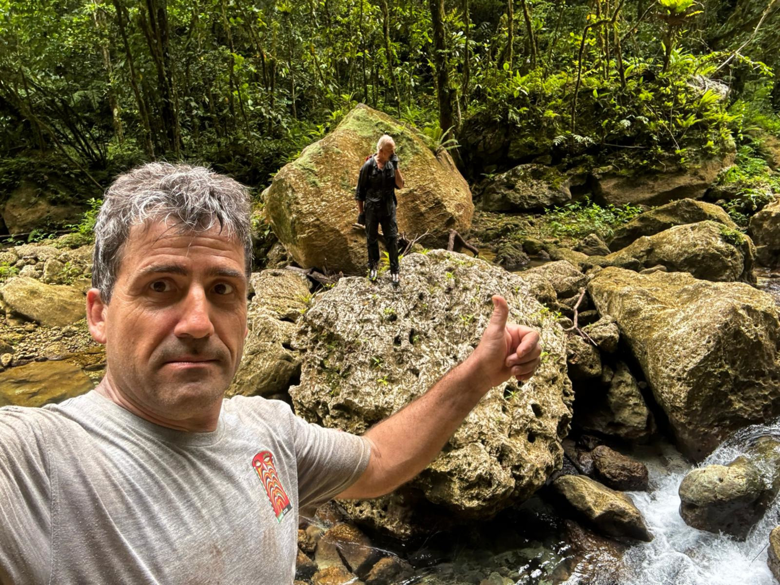 L'équipe du camp 2 s'ouvre un chemin vers la Galowe