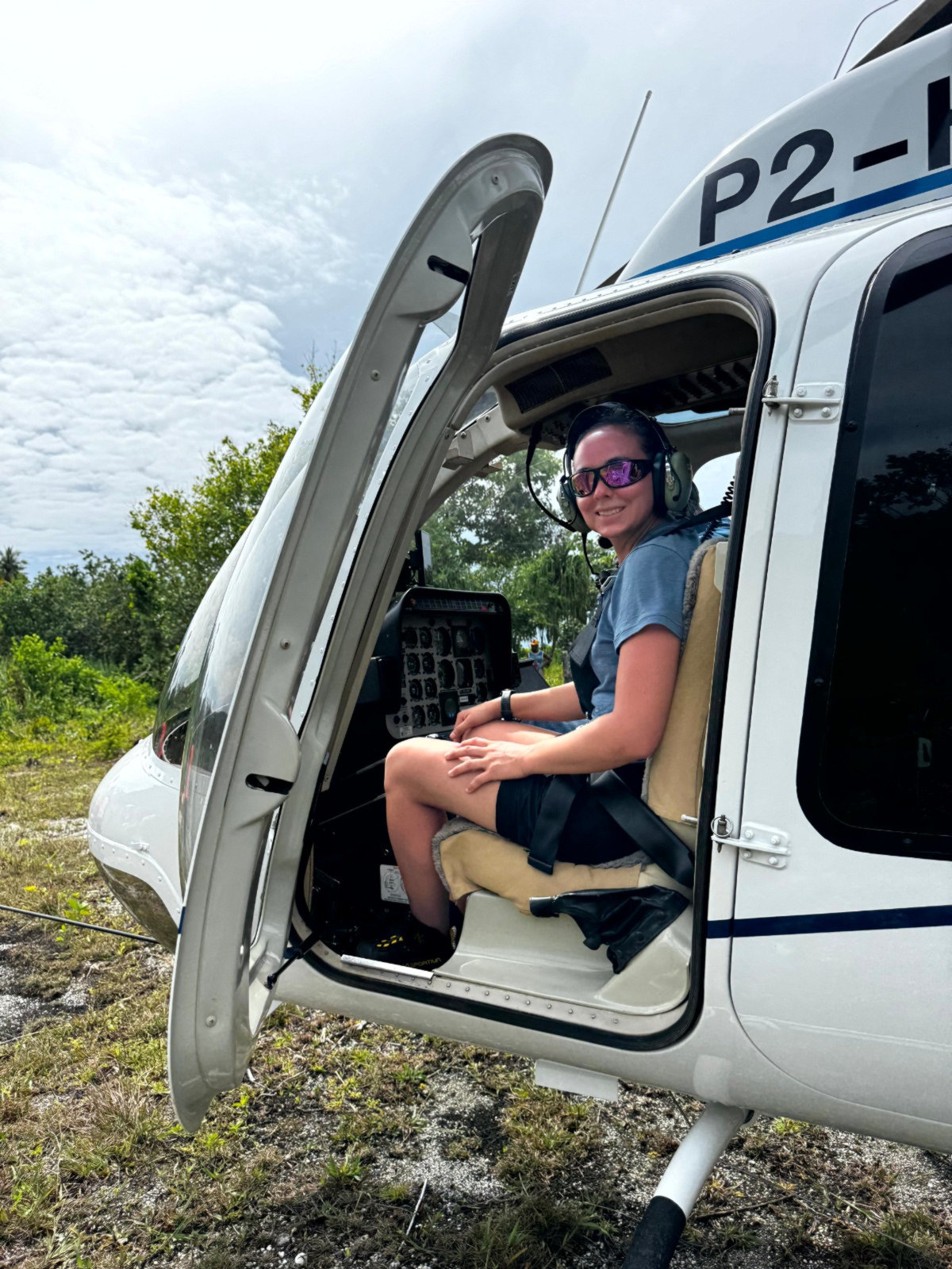 L'équipe de février enchaîne avion - ferry - bateau - hélicoptère pour rejoindre les camps 2 et 3.
