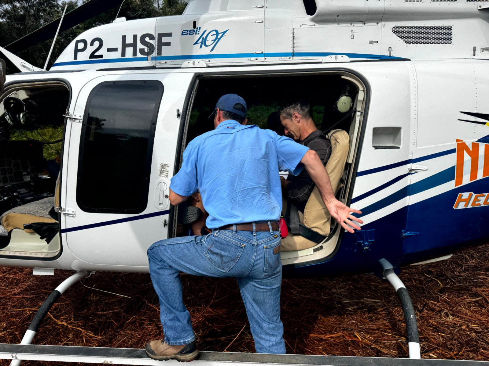 Franck et Carlos reçoivent les instructions pour sauter de l'hélicoptère.