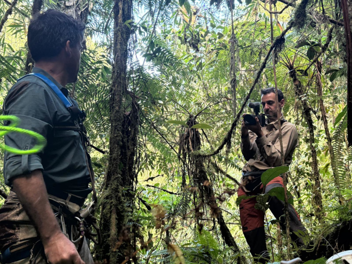 L'équipe de tournage enregistre tous les détails de l'expédition.