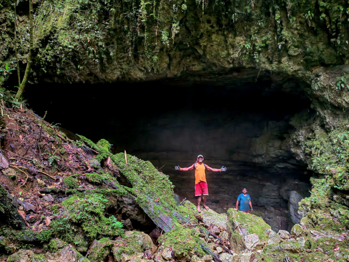 Entrée de la grotte Kosisilita, découverte par Antho, Yann A et Thomas