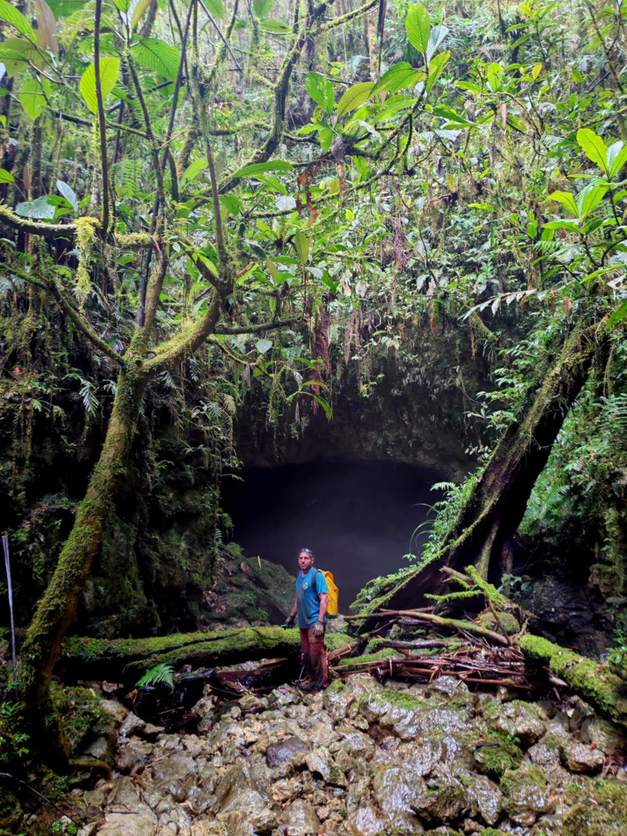 Entrée de la grotte Kosisilita, découverte par Antho, Yann A et Thomas
