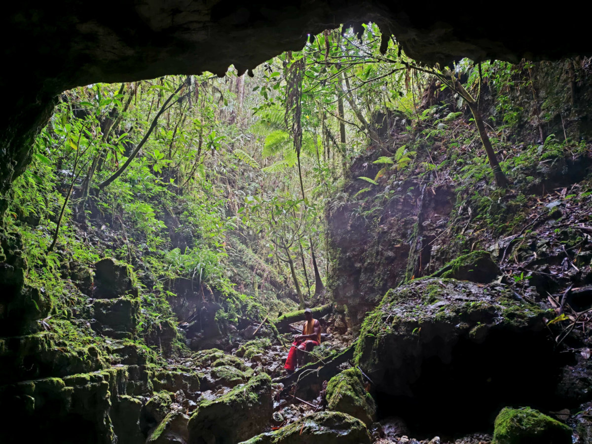 Entrée de la grotte Kosisilita, découverte par Antho, Yann A et Thomas
