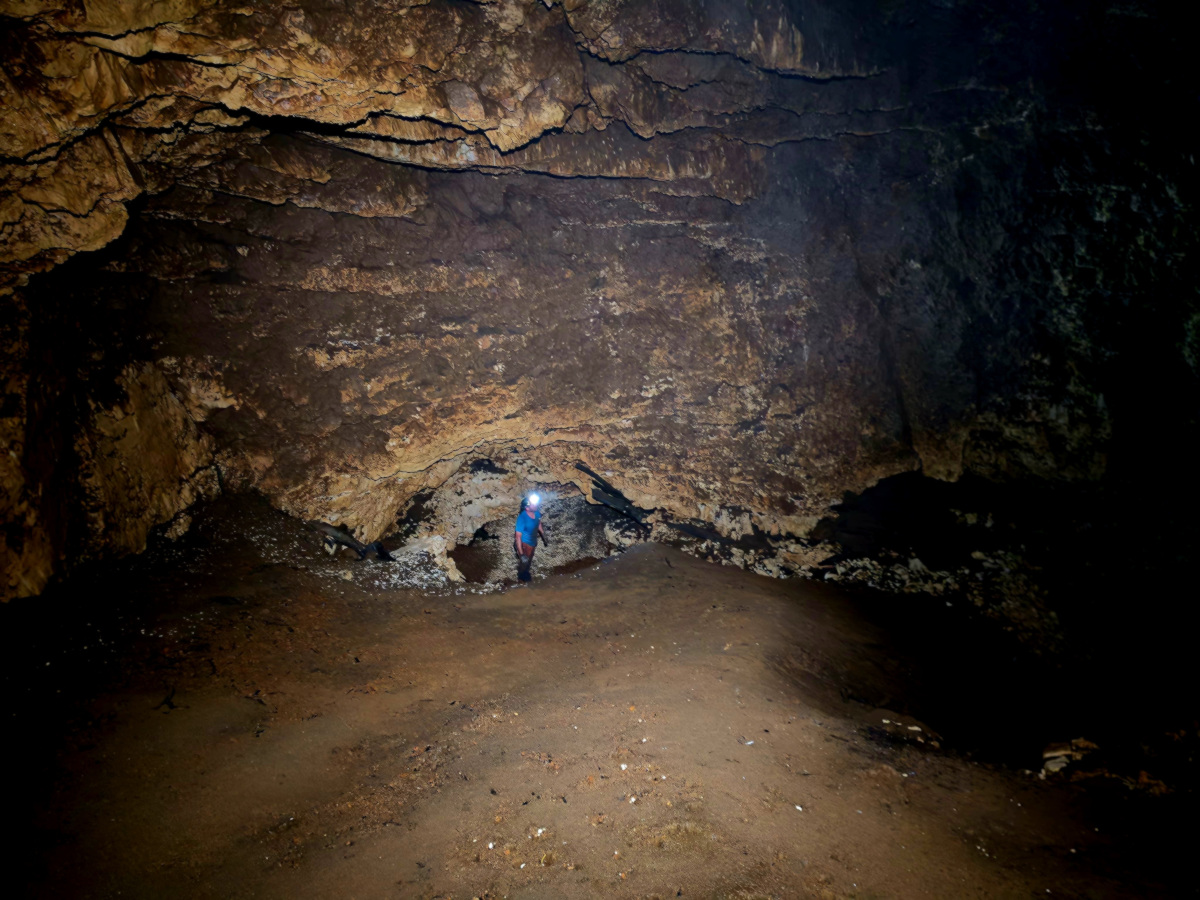 Kosisilita combine de grandes sales avec des passages bas et de larges galeries.