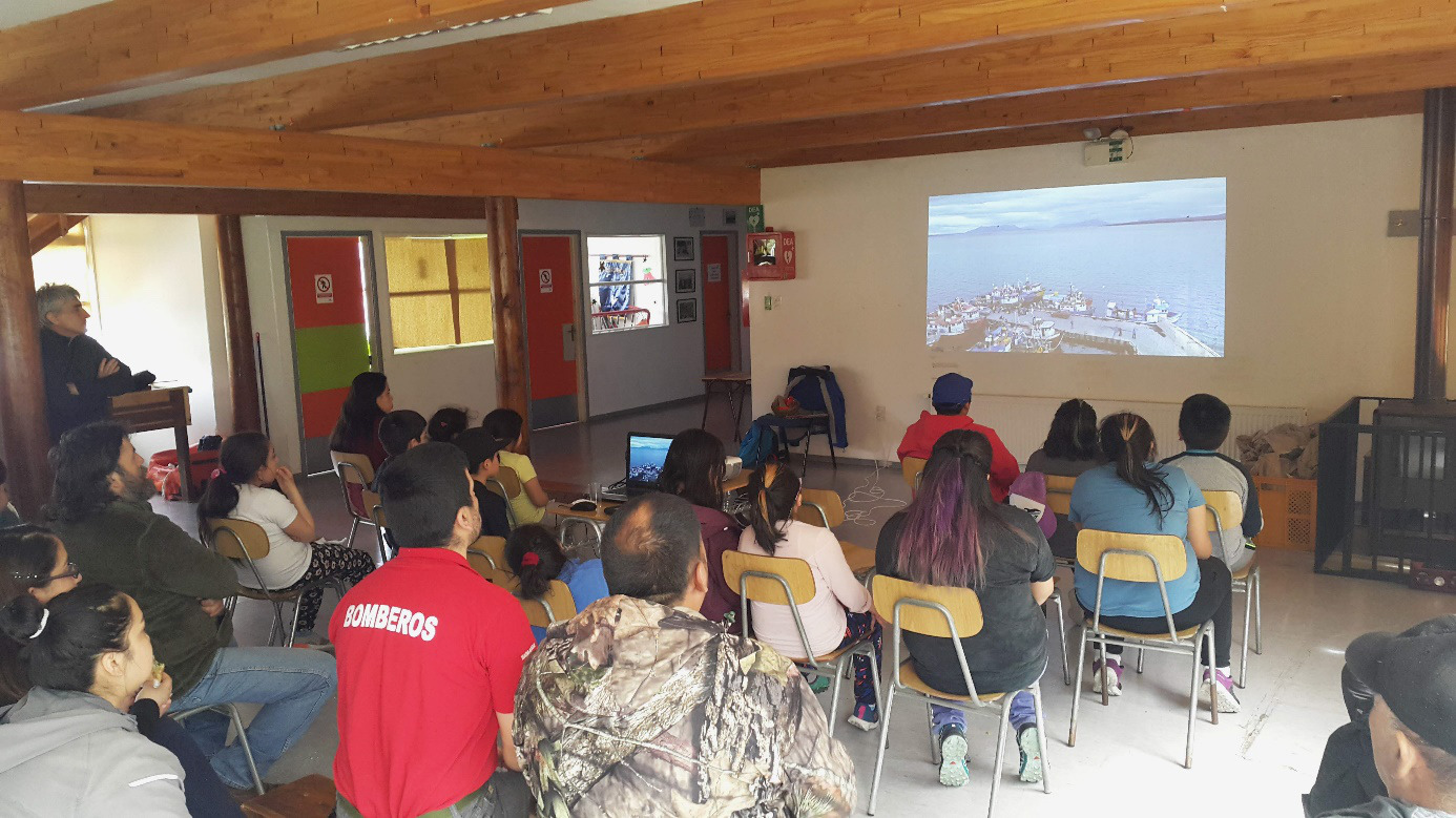Projection du film “Ultima Patagonia” devant de la communauté de Puerto Edén