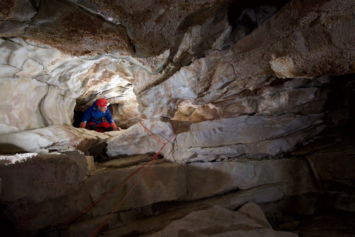 Jérémie, Florian y Serge installent un sympathique circuit de progression sur corde dans la Cueva Eden
