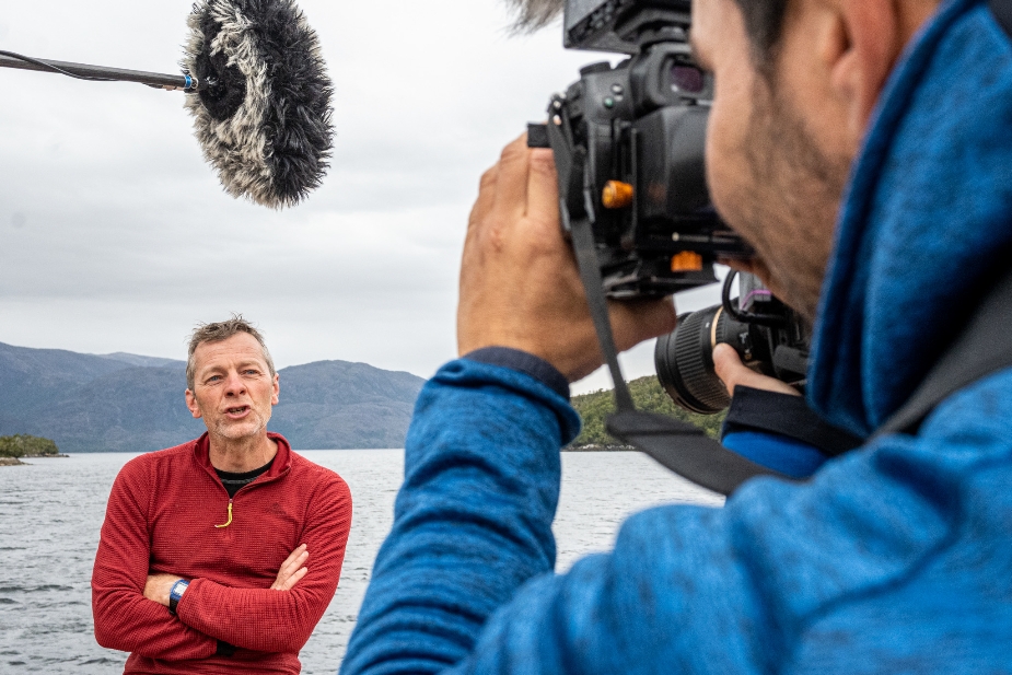 Photo 2. L'interview de Franck Bréhier, plongeur spéléologue, à bord du Paz Austral ; une des nombreuses séquences filmées sur place