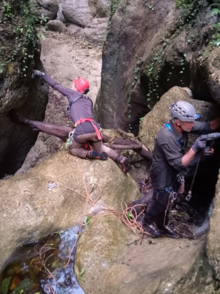 Christophe et Franck équipent quelques ressauts dans la Galuwe