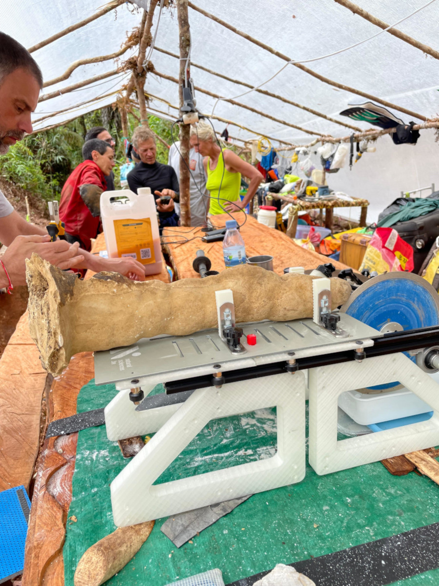 The saw that allows cutting the stalagmites in half.