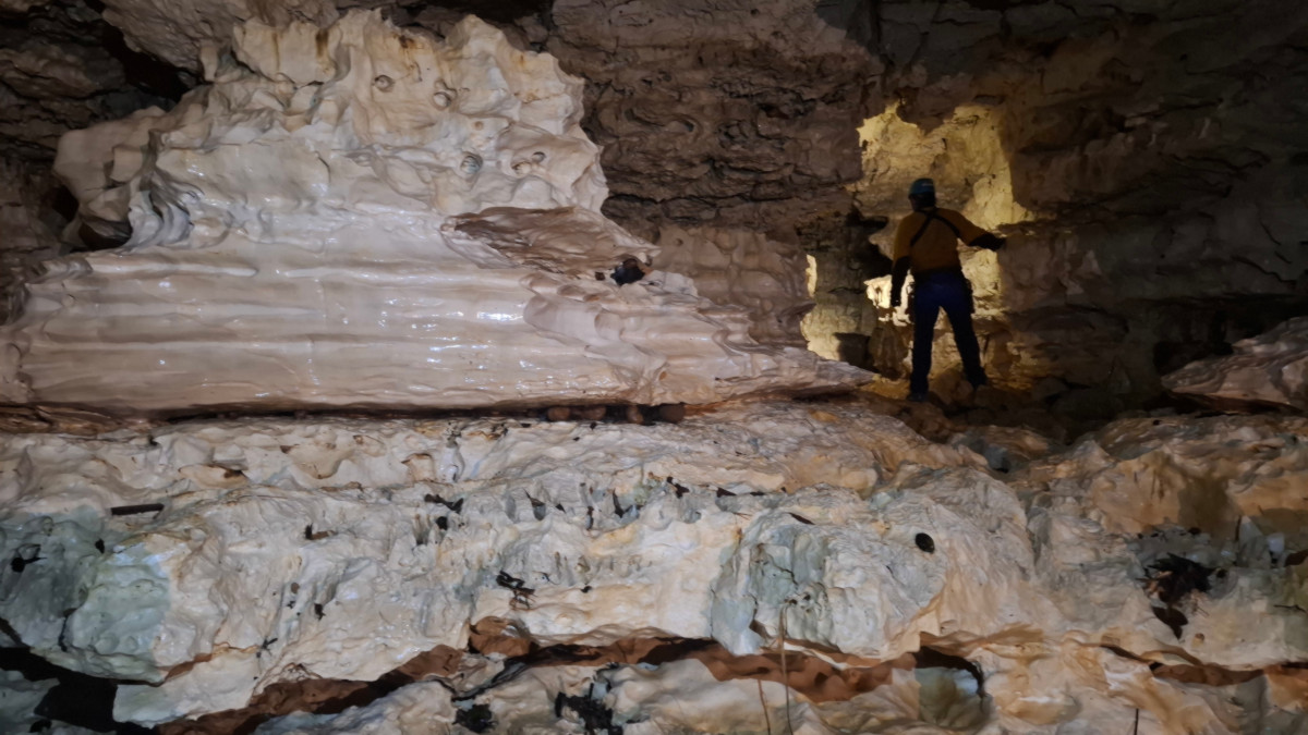 Kosisilita offers a beautiful gallery with very photogenic white limestone.