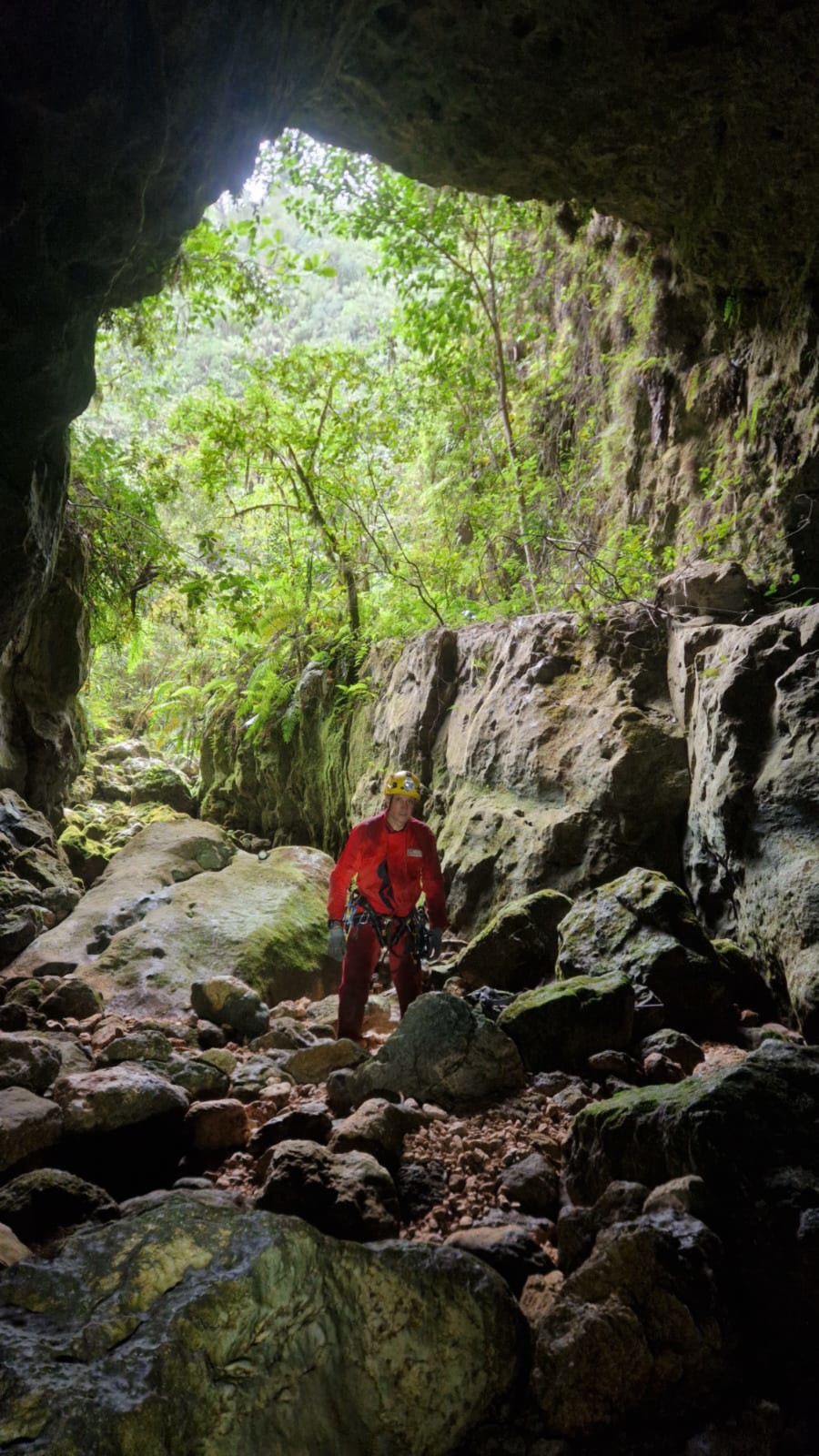 Laurent and Sergio explore and photograph the upstream area of Ralapusa.