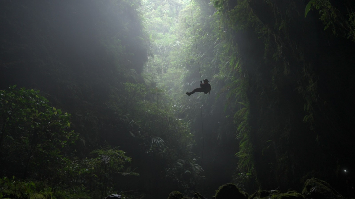 Laurent and Sergio explore and photograph the upstream area of Ralapusa.