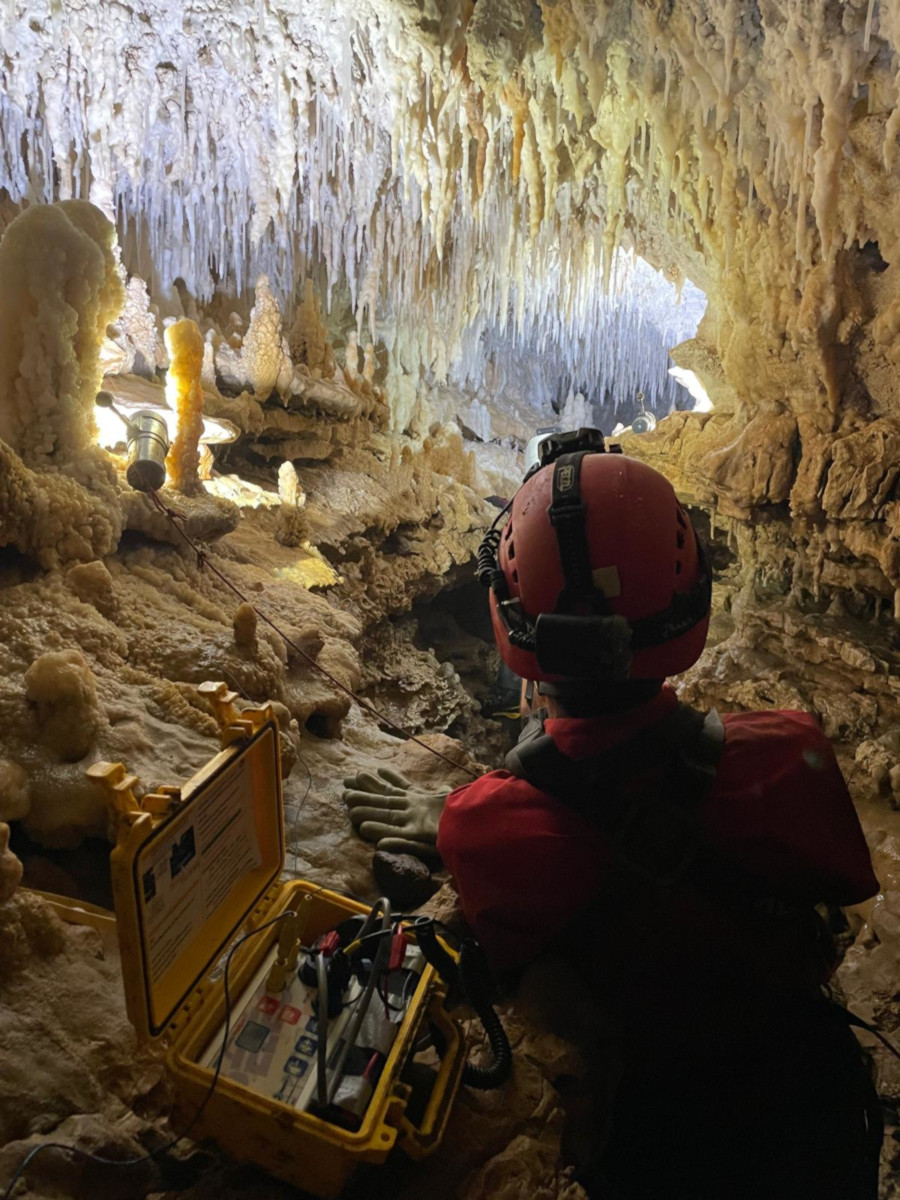 The team consisting of Sophie, Monika, Yann R and Mowgli sets up the Primprinelle system.