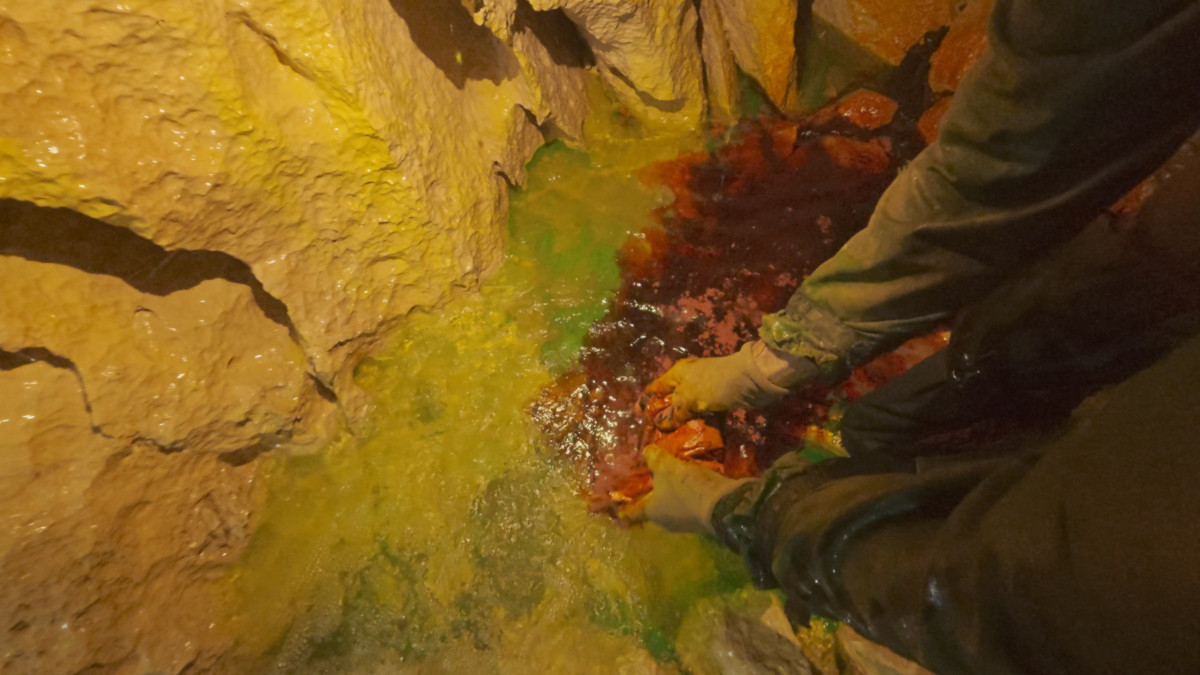 Yann A injects fluorescein into the final siphon.