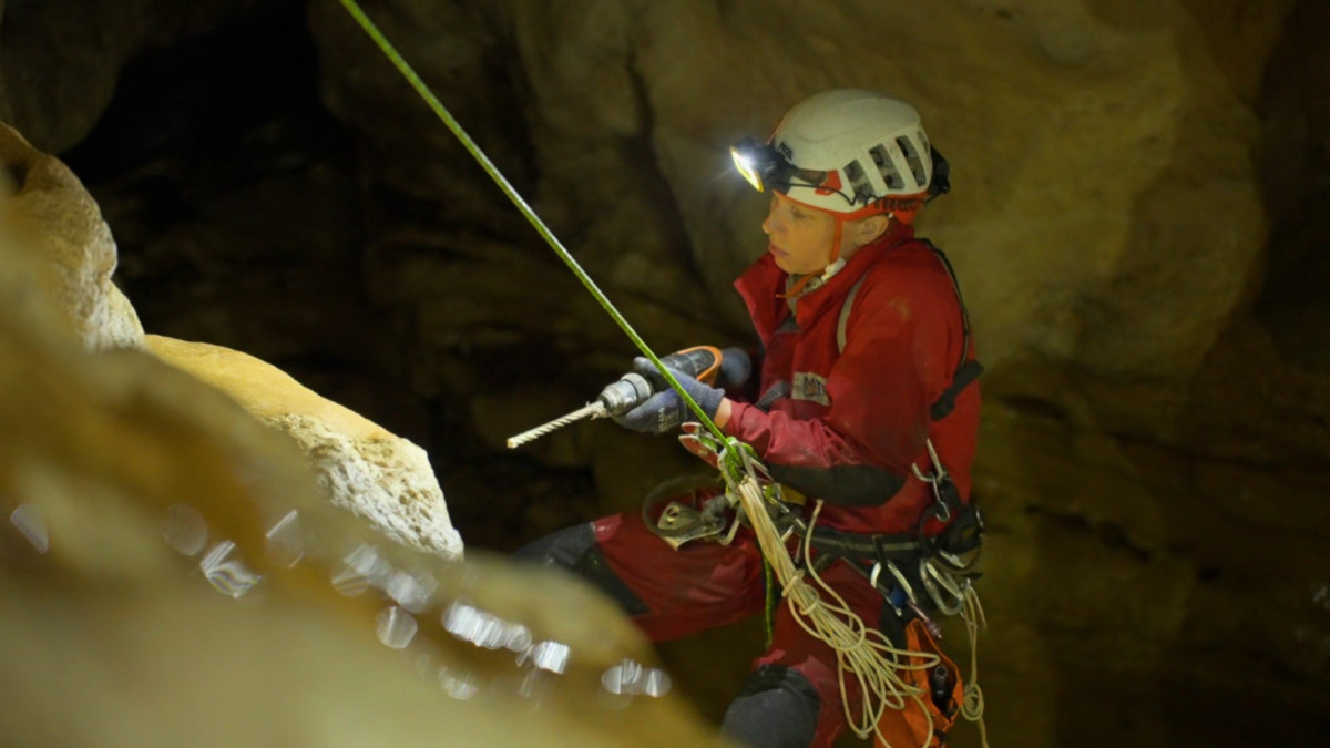 Katia derigs to preserve the ropes provided by our partner Courant.