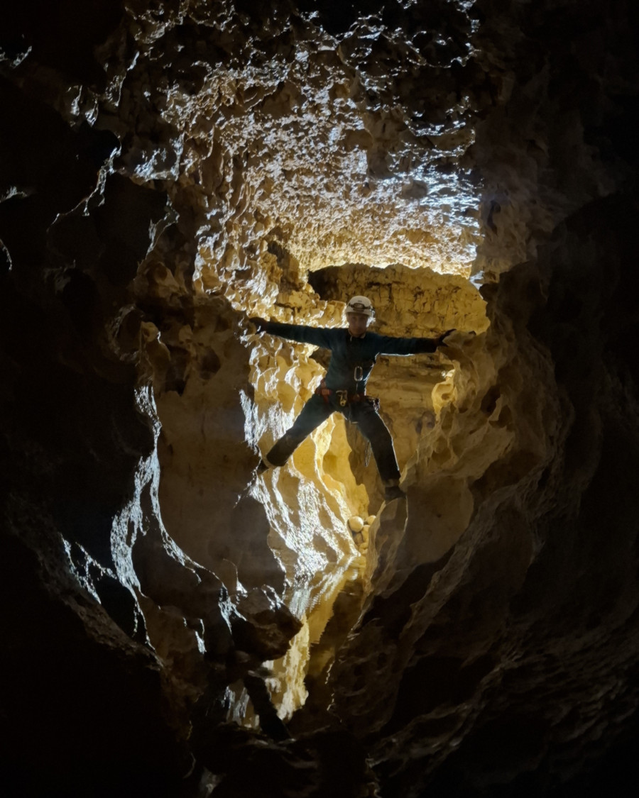 Franck collects underground fauna in front of Yann R.'s camera and Monika poses in front of the camera.