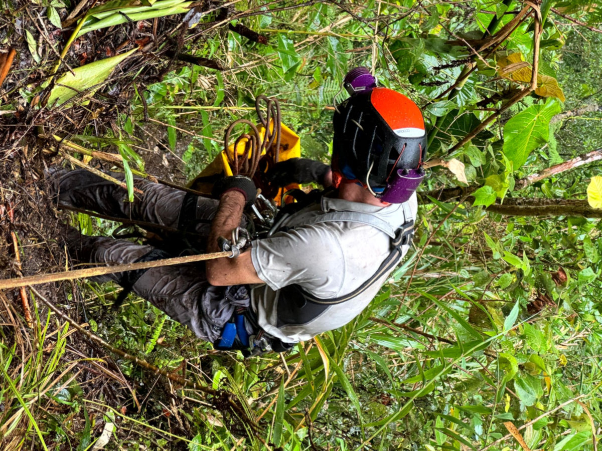 Denis derigs the last ascents in the sinkhole.