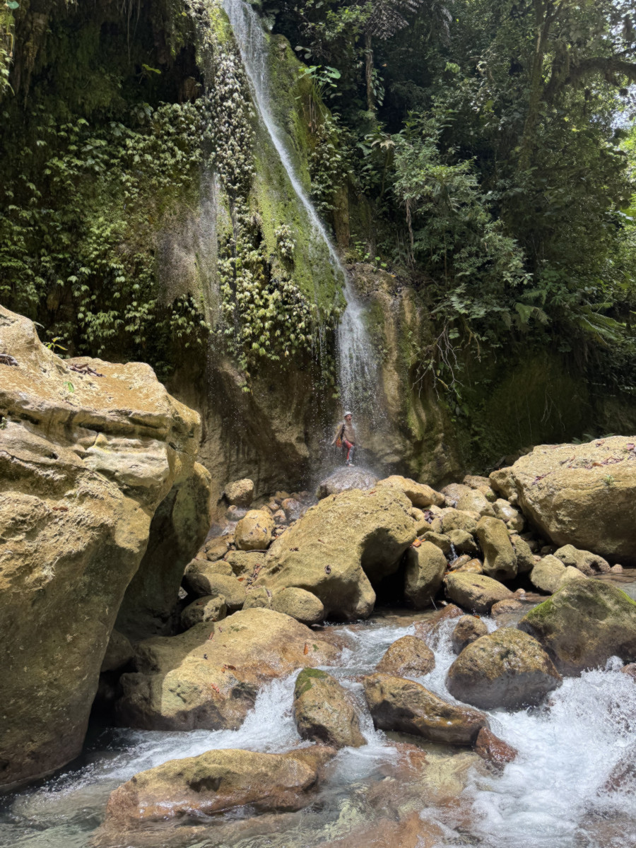 A waterfall pouring into the Galuwé