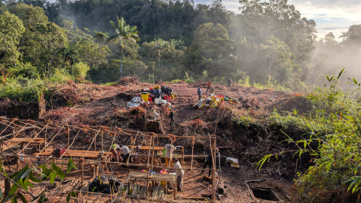 Camp 03 in full retreat