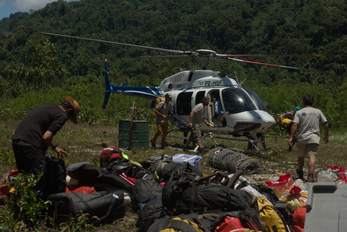 The equipment and teams arrive at the Galuwé DZ